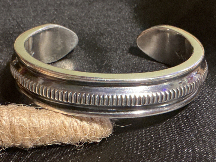 Double Triangle Wire Center Coin Edge